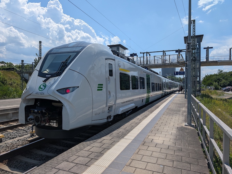 94 80 0463 424-2 D-DLB der Länderbahn auf der S5X  in Leipzig Connewitz